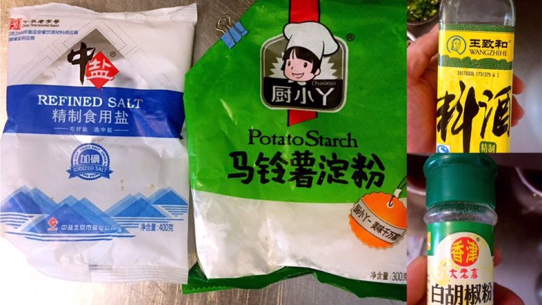 薯粉鲜花椒鸡,鸡块加入少许的盐,胡椒粉,料酒拌匀,做一下按摩,再加入少许的淀粉拌匀;