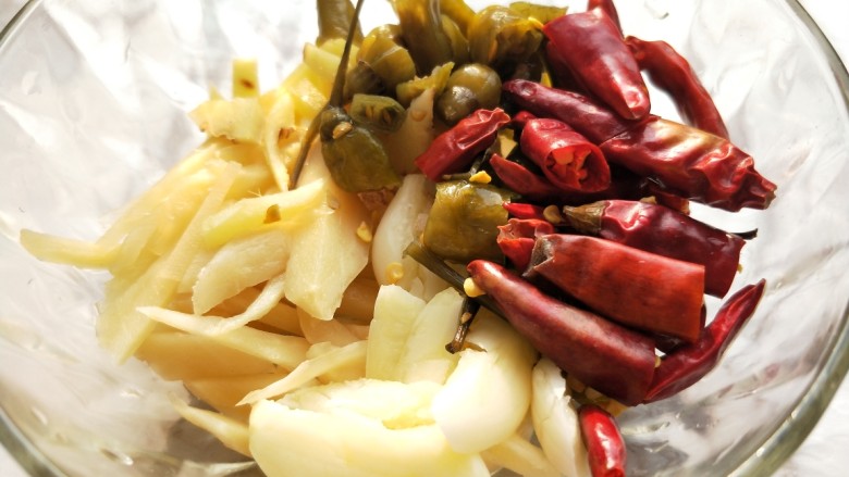 酸菜红烧鱼,<a style='color:red;display:inline-block;' href='/shicai/ 821'>野山椒</a>、<a style='color:red;display:inline-block;' href='/shicai/ 86474'>干辣椒</a>、蒜、<a style='color:red;display:inline-block;' href='/shicai/ 2800'>生姜</a>、<a style='color:red;display:inline-block;' href='/shicai/ 6161'>泡姜</a>，分别切好备用；