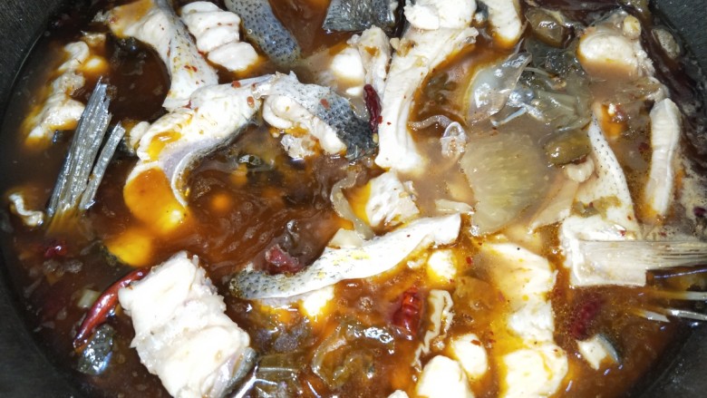 酸菜红烧鱼, 待鱼肉煮好以后倒入调好的淀粉水收汁,待汤汁浓稠撒点葱花即可出锅;
