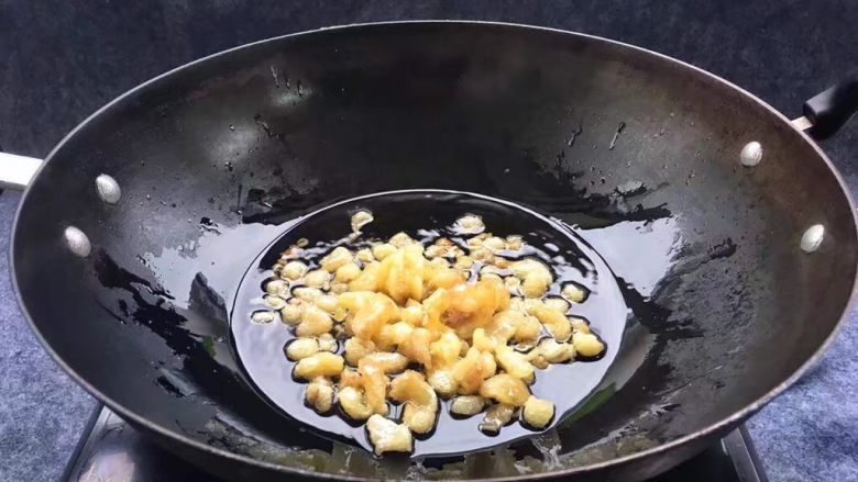 土豆炖牛腩,牛油倒入锅中,调火慢慢把牛油炼出来。