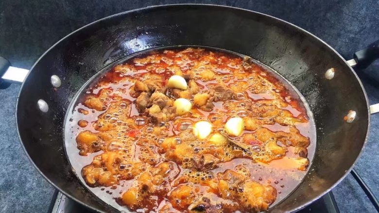 土豆炖牛腩,调小火,慢慢把啤酒焖至收汁。