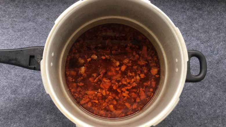 土豆炖牛腩,收汁的牛肉倒入高压锅中,添加适量清水、待高压锅上气压大概13分钟就可以关火 ,等下土豆再煮几分钟。个人比较喜欢用高压锅煮牛肉,牛腩筋多,需要烹煮时间过长,用高压锅方便快捷,不用担心影响味道与口感,添加凉水,莫过牛肉表面就差不多了,可以稍稍多放点水,牛肉汤放面条,米线也特别好吃,也不能过多,水多煮的牛肉味道会有所改变。