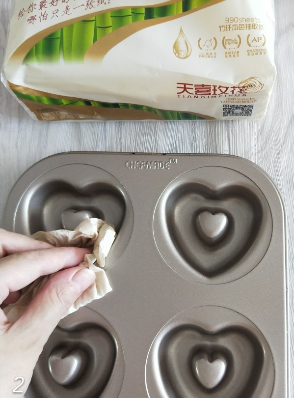 烤箱版甜甜圈,模具洗干净,用厨房纸擦干