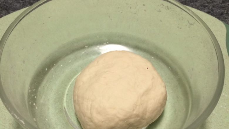早餐美味鸡蛋灌饼,揉成光滑的面团,盖住面团静置20分钟