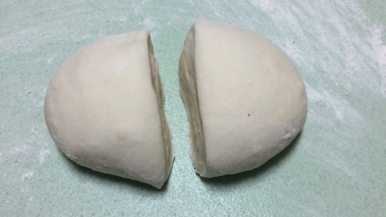 早餐美味鸡蛋灌饼,一切准备好之后,面团取出进行揉面排气,揉至光滑后分成两个剂子