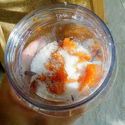 南瓜饼,将南瓜泥倒入料理机中,加入40克白砂糖,搅打一下