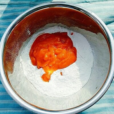 南瓜饼,称好220克<a style='color:red;display:inline-block;' href='/shicai/ 520'>糯米粉</a>,加入南瓜泥