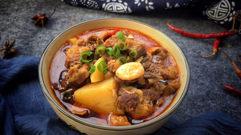 土豆炖牛腩,出锅前调入<a style='color:red;display:inline-block;' href='/shicai/ 717'>味精</a>搅拌均匀 ,撒上葱段装盘就可以品尝。