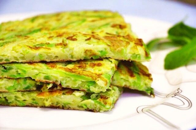 西葫芦饼,切块吃吧,满是蔬菜的小饼,做宝宝的手指食物很棒哦!
