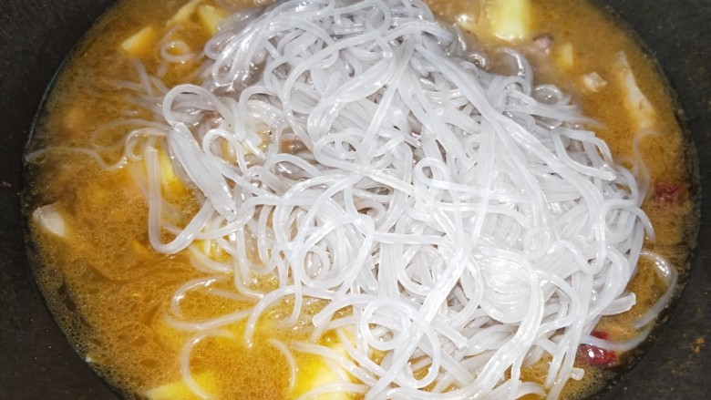猪肉土豆炖粉条,然后放入粉条，一起煮十分钟左右