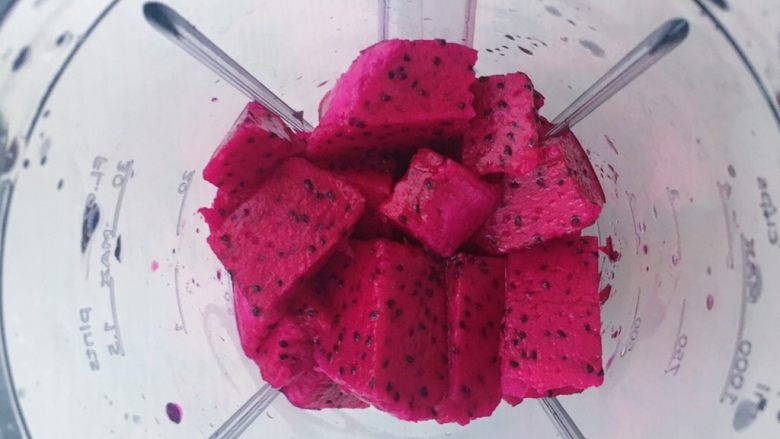 火龙果牛奶小方,食材处理:火龙果去皮切块放入搅拌机中