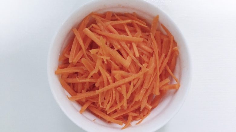 洋芋(土豆)胡萝卜擦擦,食材处理二:胡萝卜擦擦
胡萝卜洗净去皮同土豆一样用擦丝器擦丝