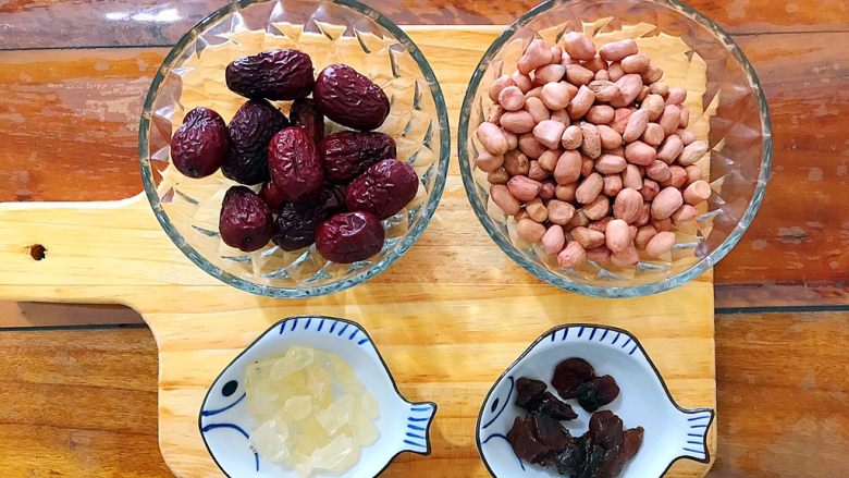 养生养颜之花生红枣桂圆汤,首先我们准备好所有食材!