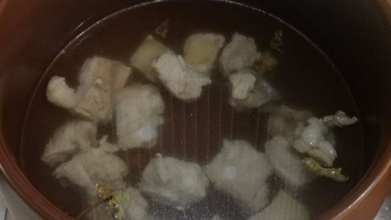 海带排骨汤,7.砂锅中加入适量清水,开大火炖排骨,水开后转小火,炖一个小时。