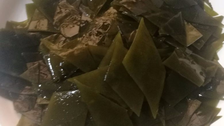 海带排骨汤,9.切成合适大小,我切成菱形,也可以切成海带丝。