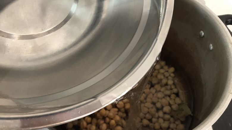 五香鹰嘴豆~健康满分的小零嘴,加入清水,没过豆子一节手指深就好