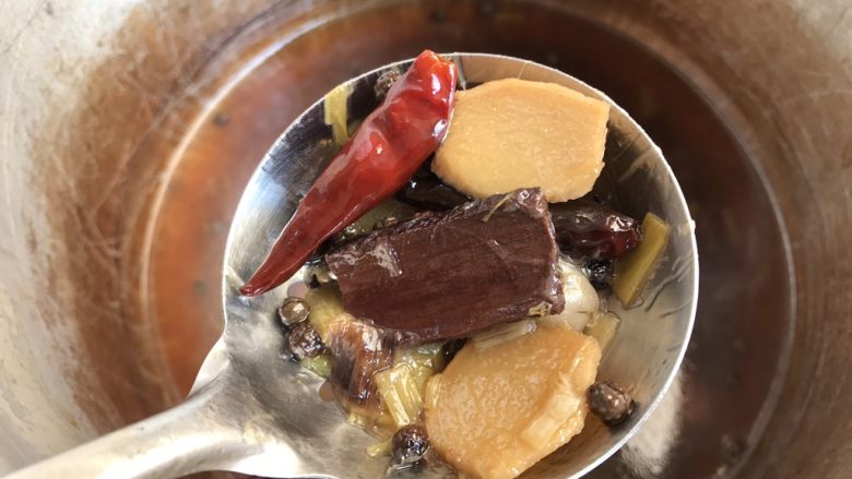 五香鹰嘴豆~健康满分的小零嘴,煮好后把香料捞出来就可以吃了