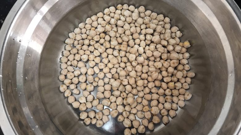五香鹰嘴豆~健康满分的小零嘴,洗干净,泡水3小时以上
(我一般提前一晩泡上)
