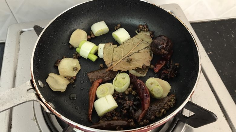 五香鹰嘴豆~健康满分的小零嘴,把所有香料倒进去炒香