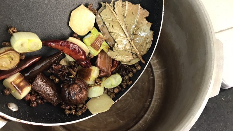 五香鹰嘴豆~健康满分的小零嘴,炒香的香料倒入高压锅里