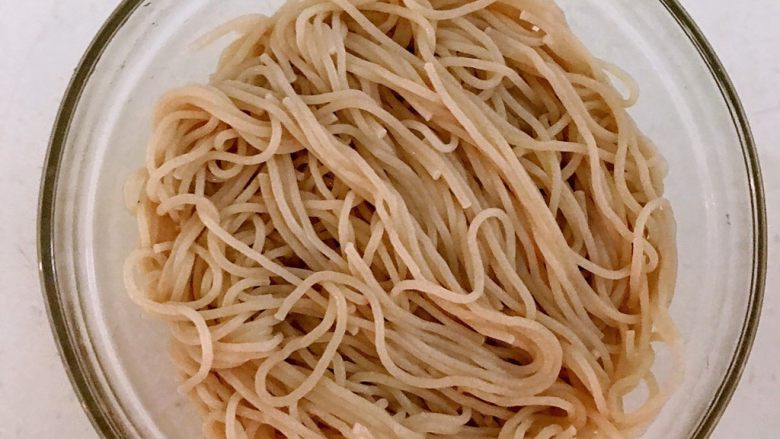 捞汁莜面,泡好的莜面捞出来,沥干水分