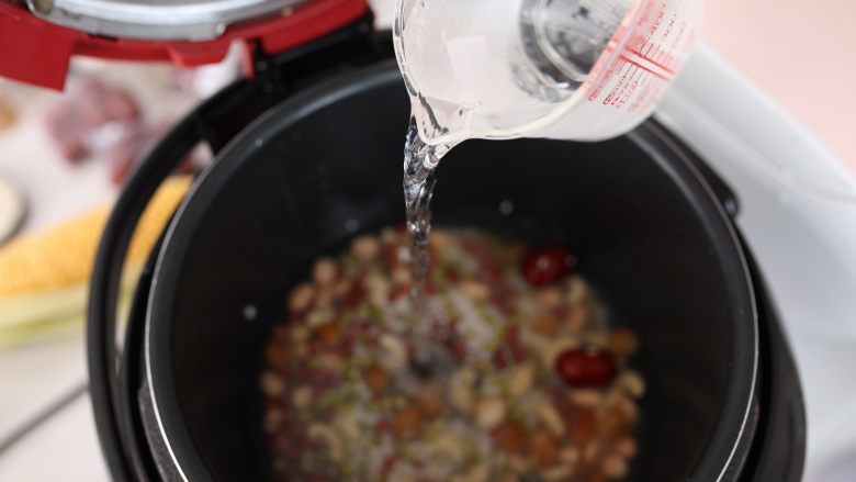 滋润益气养血的杂粮粥-带带,加入1000ml水,盖上盖子