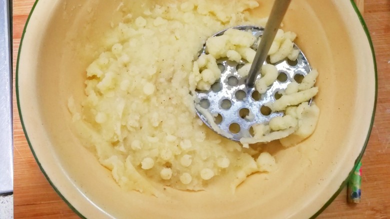中西结合的肉末香滑土豆泥,蒸好的土豆加入少量的食盐和黑胡椒粉,用压泥器或勺子压成泥。