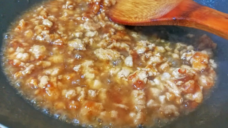 中西结合的肉末香滑土豆泥,加入刚才调好的酱汁,转小火炒匀后关火。