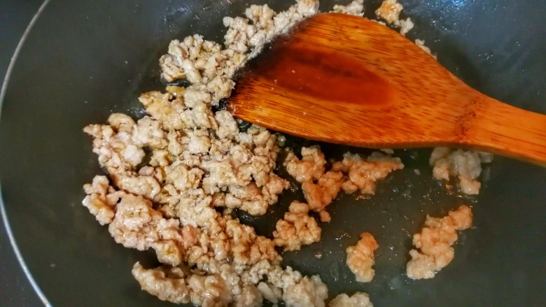 中西结合的肉末香滑土豆泥,加入肉末,大火炒至肉末变色,