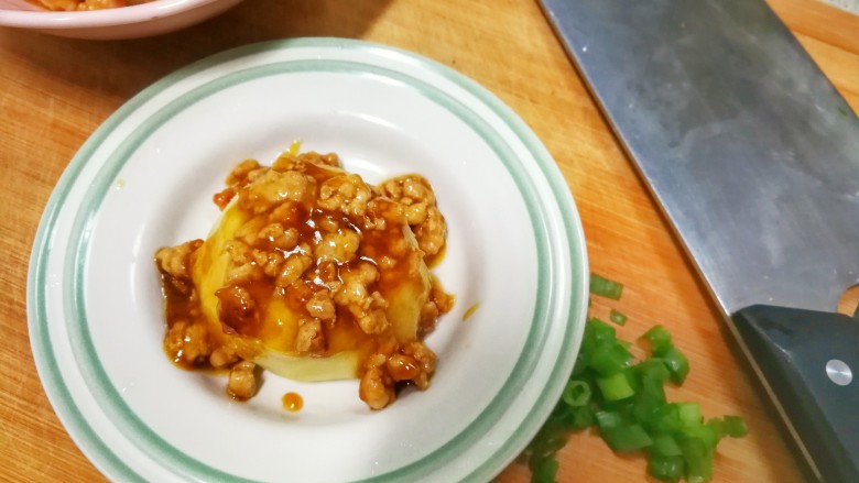 中西结合的肉末香滑土豆泥,炒好的肉末放在土豆泥的上面,