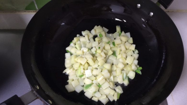 扁豆面旗子,热锅热油,放入葱段大蒜,炒香,再加土豆块翻炒;
