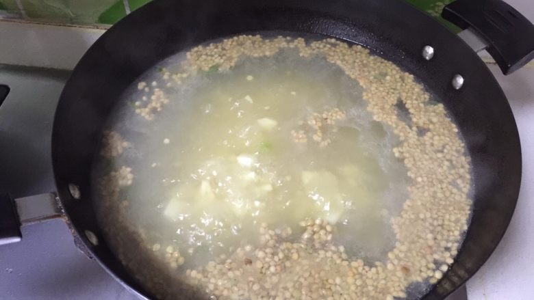 扁豆面旗子,扁豆煮至软烂;