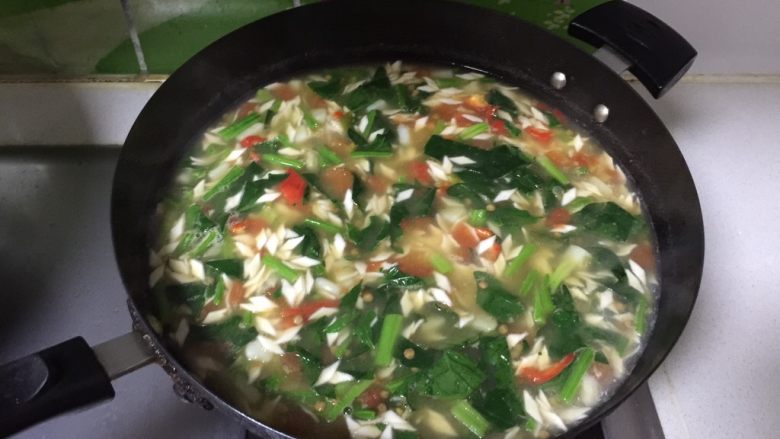 扁豆面旗子,调菠菜,红辣椒,适量香醋搅匀。