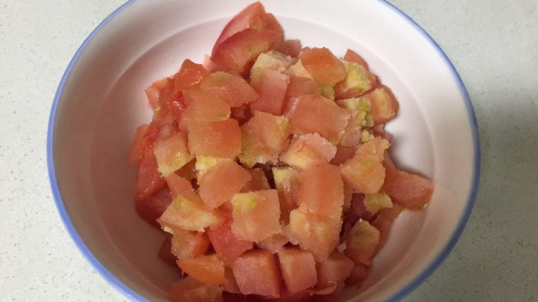 扁豆面旗子,<a style='color:red;display:inline-block;' href='/shicai/ 3551'>西红柿</a>切块;