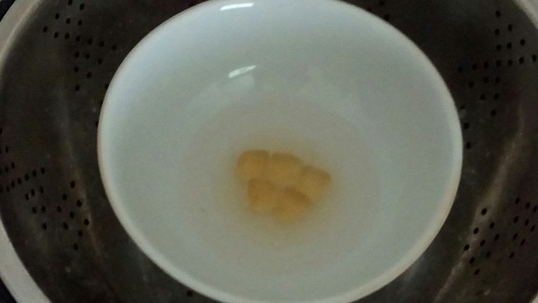 彩虹果冻,取一碟,倒入碗里,放电饭煲里蒸(也可以放锅里煮,边煮边搅拌)
