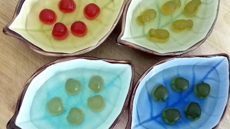 彩虹果冻,加入适量的水,可以保证溶化后呈粘稠状态