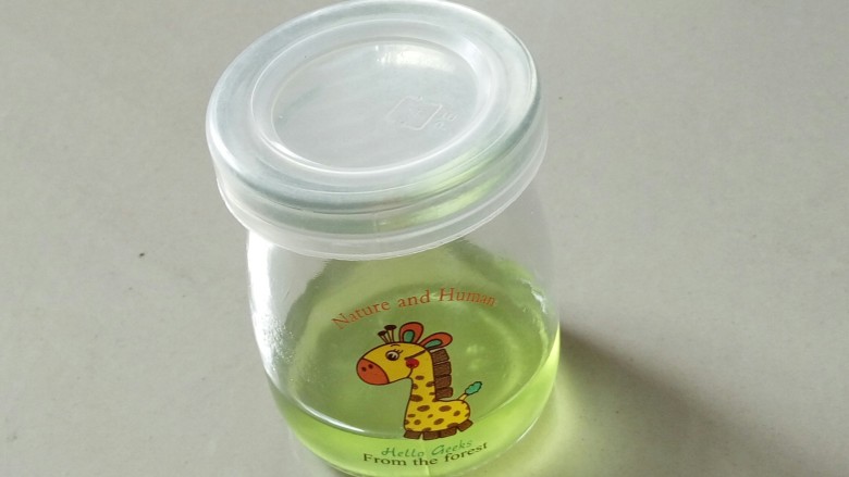 彩虹果冻,冷却,自己排好颜色,把想放最底层的那碟先倒入布丁瓶中