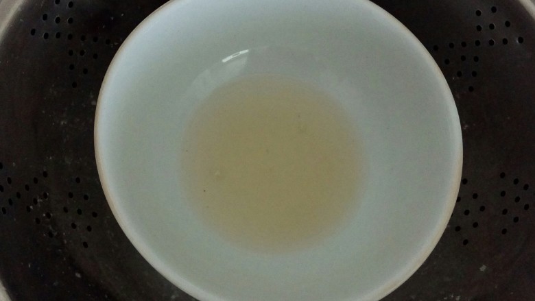 彩虹果冻,水开两分钟后,就蒸好了,搅拌均匀