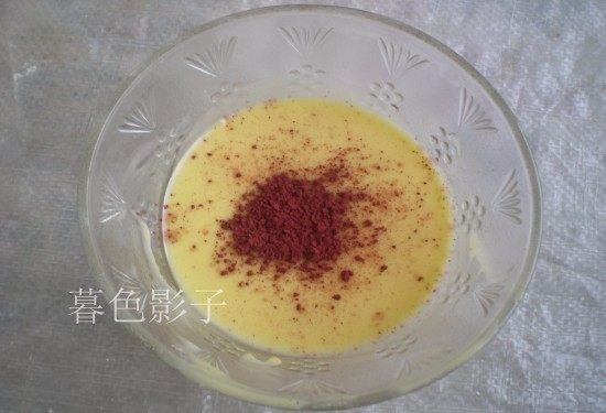8寸海绵花色蛋糕,取出三大勺蛋黄糊放红曲粉2克,拌均匀备用