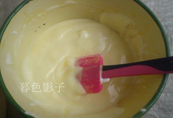 8寸海绵花色蛋糕,打好的蛋白分二次到三次加进鸡蛋糊里边,翻拌勿打圈拌(会消泡影响蛋糕口感)。混合到没有白色的蛋清颗粒即可,
