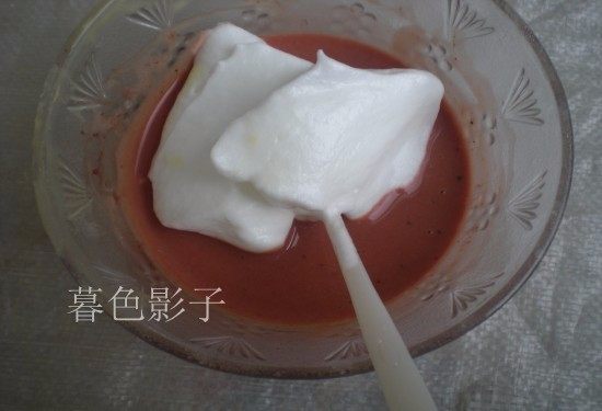 8寸海绵花色蛋糕,在红曲粉的糊糊里也加入蛋清糊,同理拌均匀