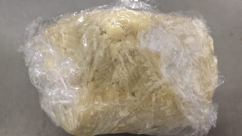 纯凤梨馅的凤梨酥,面团拌匀后用保鲜膜包好放冰箱冷藏15分钟-30分钟