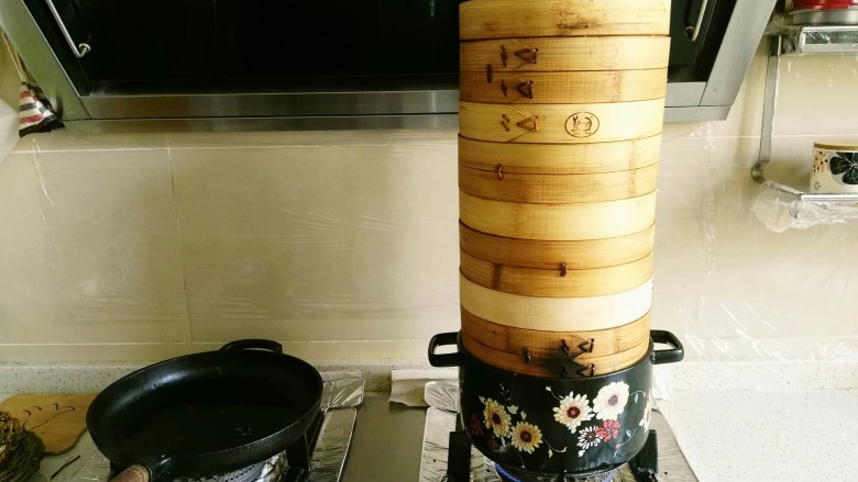 粉蒸肉,大火烧开水后,中火上笼蒸50分钟。其实我是很会勤俭持家的,不能浪费能源呀!一层蒸红薯、一层蒸土豆、一层粉蒸肉,最上面的一层蒸的南瓜,看来,我在某宝上买的四层小蒸笼还是很好用的。