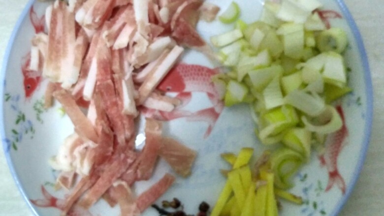 油菜肉丝面,肉切丝,葱切葱花,姜切条,油菜洗好切段