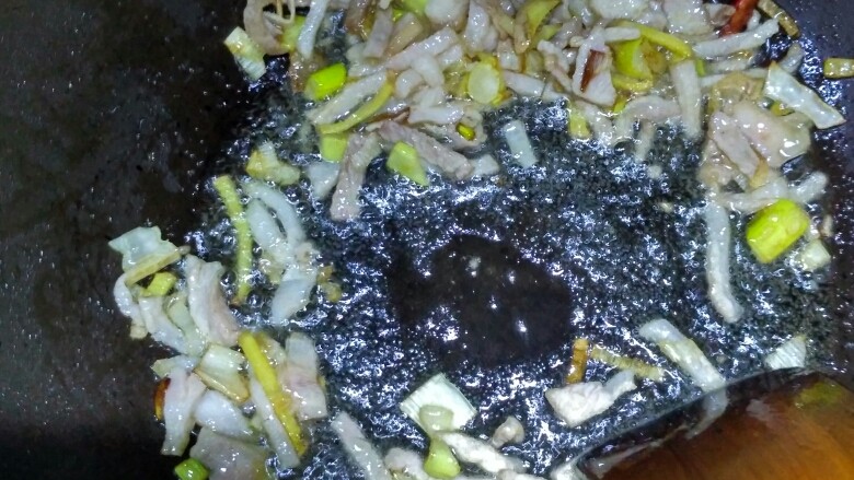 油菜肉丝面,下入葱姜辣椒炒香,加入肉丝翻炒