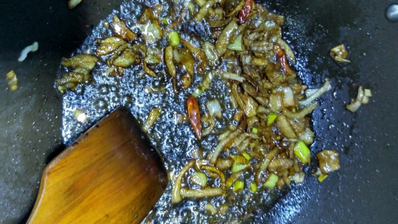 油菜肉丝面,待肉丝炒变色,加入酱油料酒
