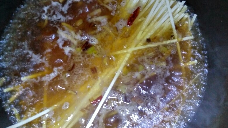 油菜肉丝面,加入水,待水烧开,下入面条
