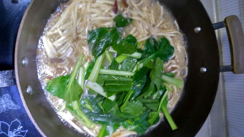 油菜肉丝面,面条八九成熟加入油菜,稍微加热即可出锅