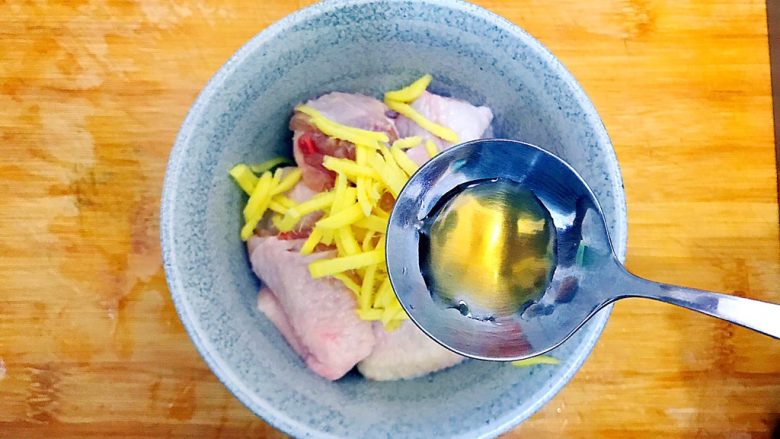 小二黑辣蒸鸡中翅,加一小勺料酒!
