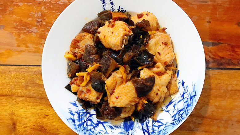 小二黑辣蒸鸡中翅,搅拌均匀之后倒入盘子!